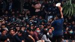 Mahasiswa Masih Bertahan di Depan Gedung DPRD Jabar
