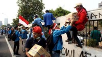 Aksi unjuk rasa yang dilakukan oleh mahasiswa dan elemen masyarakat di depan gedung DPR, Jakarta, menarik simpati warga sekitar, Selasa (24/9/2019). Tak sedikit warga yang memberikan bantuan kepada para peserta aksi tersebut.