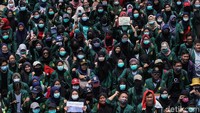 Lalu lintas di Jalan Gatot Subroto yang mengarah ke Slipi pun tertutup.