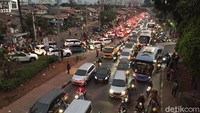 Kemacetan itu berimbas hingga ke jalan depan gedung BPK yang menuju arah Semanggi. Begini potretnya.