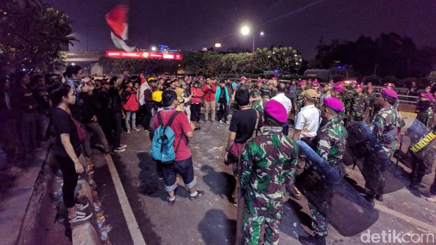 Marinir sempat berbincang dengan mahasiswa