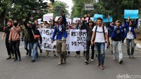 Mahasiswa long march menuju gedung DPRD Jawa Barat.