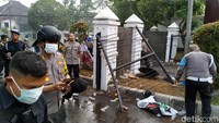 Aksi demo di Kota Bandung ricuh. Demonstran dari sejumlah elemen masyarakat menjebol gedung DPRD Jabar. Polisi pun terpaksa menembakkan water cannon dan gas air mata.