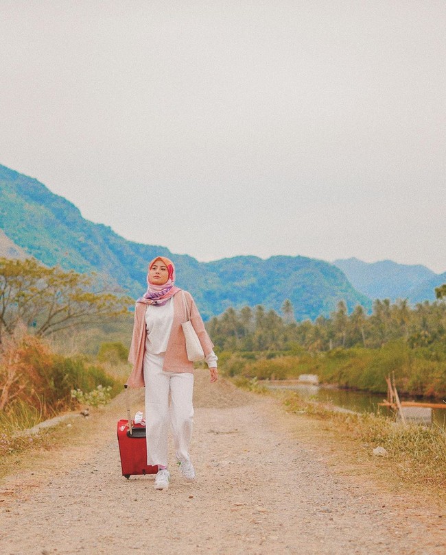 Selebgram Karin Novilda atau Awkarin tampil beda saat berkunjung ke Aceh. Penampilannya yang bersahaja ini mendapat banyak pujian dari warga net. Apalagi sejak beberapa waktu belakangan ini, dia juga kerap menebarkan kebaikan di media sosial. Foto: Dok. Instagram @awkarin