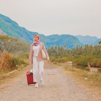 Selebgram Karin Novilda atau Awkarin tampil beda saat berkunjung ke Aceh. Penampilannya yang bersahaja ini mendapat banyak pujian dari warga net. Apalagi sejak beberapa waktu belakangan ini, dia juga kerap menebarkan kebaikan di media sosial. Foto: Dok. Instagram @awkarin