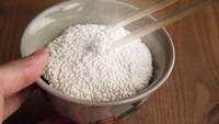 Terlihat seperti nasi, tetapi ini hanyalah benang yang dibentuk dan ditaruh dalam mangkuk kecil. Cara mengambil dengan sumpit ini membuat tampilannya seperti sungguhan. Foto: Instagram @ipnot