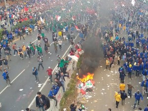 Ricuh di DPR, Massa Bakar Pembatas Jalan Plastik dan Ban