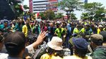 Massa Mahasiswa Robohkan Pagar Kantor DPRD Jateng