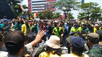 Berbagai spanduk dan poster protes dibawa. Selain itu juga ada pocong serta dua keranda sebagai simbol matinya keadilan. Massa memprotes revisi UU KPK dan RKUHP serta lainnya.