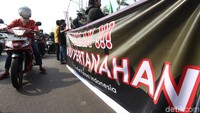 Arus lalu lintas di depan gedung DPR tersendat akibat aksi tersebut.