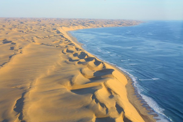 Bayangkan pesisir luas yang dihantam dengan gulungan gelombang besar. Seluas 16.000 km, wisatawan harus puas dengan gurun yang menguntai sejak dari bibir pantai. (iStock) Bayangkan pesisir luas yang dihantam dengan gulungan gelombang besar. Seluas 16.000 km, wisatawan harus puas dengan gurun yang menguntai sejak dari bibir pantai. (iStock)