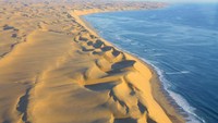 Bayangkan pesisir luas yang dihantam dengan gulungan gelombang besar. Seluas 16.000 km, wisatawan harus puas dengan gurun yang menguntai sejak dari bibir pantai. (iStock)
