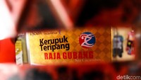 Salah satu oleh-oleh kuliner yang menarik untuk dicicipi adalah kerupuk teripang. Kerupuk teripang ini pun dibanderol dengan harga Rp 20 ribu per satuannya.