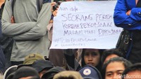 Salah satu spanduk berisi tuntutan soal Pengesahan RUU P-KS.