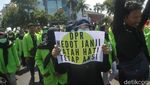 Melihat Lagi Tulisan-tulisan Lucu di Spanduk Aksi Mahasiswa