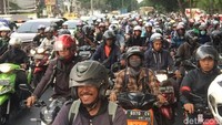 Antrean kendaraan tampak mengular panjang.
