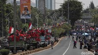 Tiba di lokasi, mahasiswa yang menggunakan bus dan truk langsung disambut mahasiswa lainnya di depan gedung DPR.