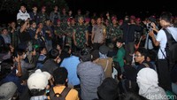 Massa mahasiswa berdialog dengan pihak kepolisian.