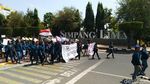 Mahasiswa Bawa Pocong dan Keranda Demo di DPRD Jateng