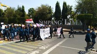 Massa mengawali aksi dengan berkeliling lapangan Simpang Lima Semarang. Massa mengawali aksi dengan berkeliling lapangan Simpang Lima Semarang.