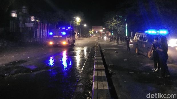 Polisi bubarkan bentrok mahasiswa dan warga di Unismuh Makassar, Selasa (24/9/2019)