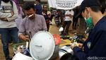 Wow, Tukang Siomay Pakai Motor Gaul di Tengah Demo