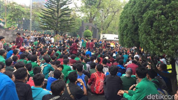  Dipukul Mundur Polisi, Mahasiswa Pendemo DPRD Sumut Berlindung ke Kodim