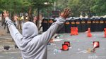 Bentrok Demonstran dan Polisi di Bandung Memanas