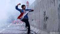 Ada aksi lempar-lemparan hingga akhirnya polisi menyemprotkan air dari water cannon.