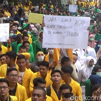Demo Karhutla Aceh, Massa Bawa Poster: Asap Bikin Tersesat di Rumah Janda