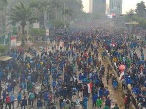 Polisi Lepaskan Gas Air Mata, Mahasiswa di Depan DPR Berhamburan