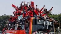 Sejumlah mahasiswa tampak menumpang bus untuk menuju ke DPR, Selasa (24/9/2019).