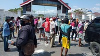 Para petani garam menggelar aksi unjuk rasa di depan kantor Bupati Bima, Selasa (24/09/2019). 