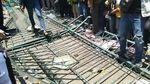 Massa Mahasiswa Robohkan Pagar Kantor DPRD Jateng