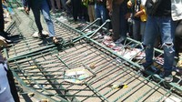 Potret pagar yang berserakan usai dirobohkan para mahasiswa.
