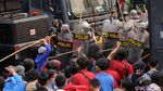 Suasana Saat Mahasiswa-Polisi Bentrok di Depan Gedung DPR