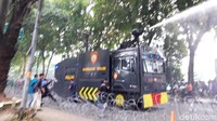 Ada yang memanjat pagar gedung DPRD Sumut dan melemparkan kayu. Polisi menggunakan water cannon untuk menghalau mahasiswa.