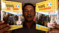 Selain berbagai kerajinan kayu dan aksesoris, ada pula oleh-oleh kuliner yang tak boleh ketinggalan untuk dibawa pulang oleh para wisatawan.