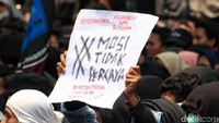 Salah satu poster yang dibawa massa bertuliskan Mosi Tidak Percaya.