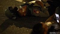 Seorang polisi tampak tertidur.