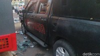 Kedua mobil ini tepat ada di depan gerbang DPR di Jl Gatot Subroto, Jakarta (Foto: Mochammad Zhacky/detikcom)