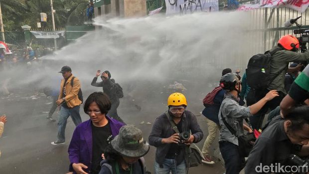 Polisi sempat menembakkan water cannon
