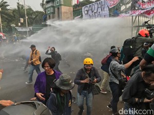 Ricuh di DPR! Polisi Tembakkan Water Cannon ke Arah Mahasiswa