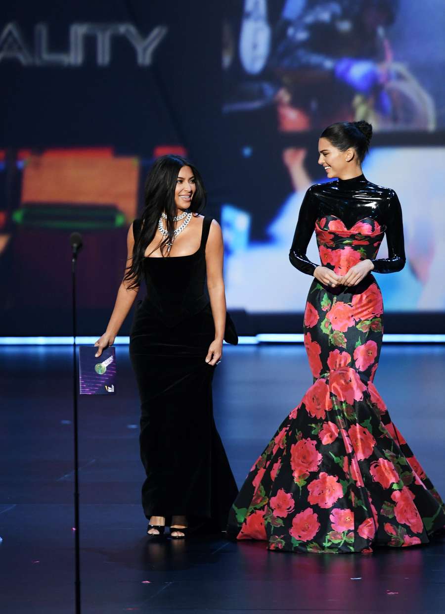 Momen Kim Dan Kendall Jenner Ditertawakan Di Emmy Awards