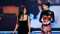 Keduanya dianggap seperti badut usai memberikan sambutan. Foto: Kevin Winter/Getty Images