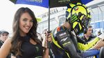 Senyum Manis Umbrella Girl MotoGP Aragon