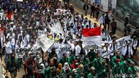 Sesekali mereka menyanyikan yel-yel menyambut mahasiswa lain yang baru datang.