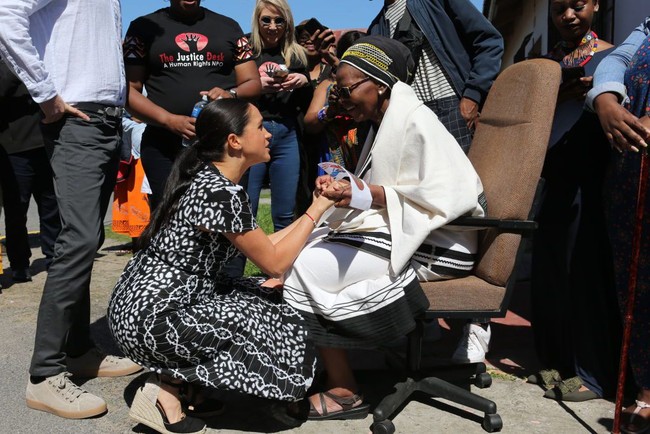 Di hari pertama, Meghan Markle muncul dalam balutan gaun hitam-putih keluaran brand lokal bernama Maya Miko. Gaun bergaya wrap dress dengan detail sabuk tersebut hadir dengan motif jaringan DNA bernuansa tribal. (Foto: Getty Images)