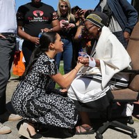 Di hari pertama, Meghan Markle muncul dalam balutan gaun hitam-putih keluaran brand lokal bernama Maya Miko. Gaun bergaya wrap dress dengan detail sabuk tersebut hadir dengan motif jaringan DNA bernuansa tribal. (Foto: Getty Images)