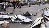 Beberapa kerusakan seperti seng pembatas area proyek, rangka scaffolding yang berserakan di tengah ruas jalan, dan sejumlah barang di kawasan proyek terbakar.